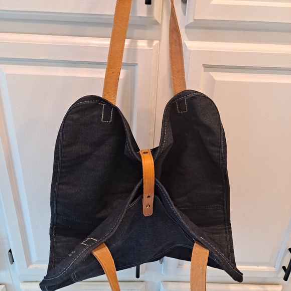 Mi Cocina Stylish Denim Log Carrier with Tan Leather Handles - Picture 3 of 15